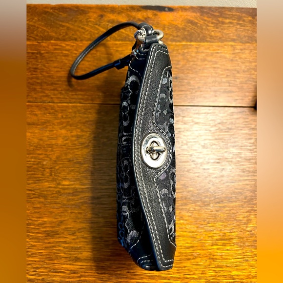 COACH wristlet with turn lock closure. Black and silver - Picture 4 of 9